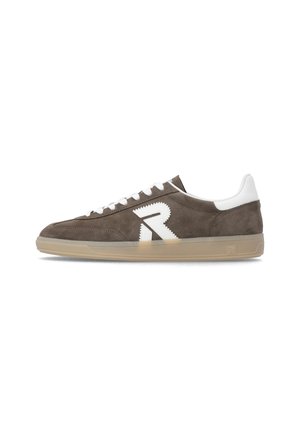 Baskets basses en daim marron avec lacets blancs, languette de talon blanche et grand logo blanc "R" sur le côté au-dessus de la semelle en caoutchouc beige.