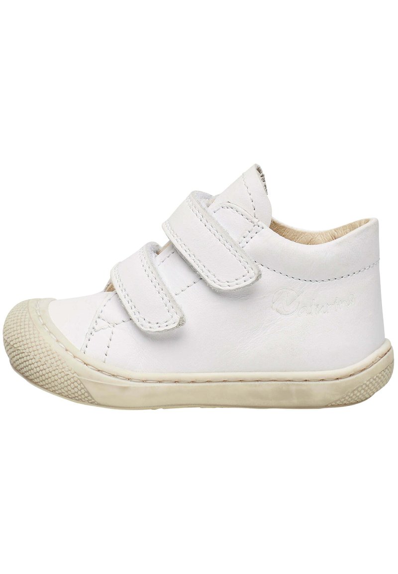 Scarpa bianca in pelle con due cinturini in velcro, suola in gomma, punta arrotondata e punta testurizzata. Il nome del marchio è impresso sul lato.