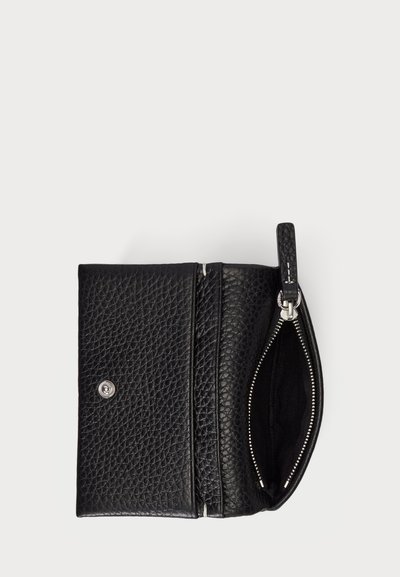 Carteira de couro preto com uma superfície texturizada, apresentando um fecho de pressão prateado e um compartimento com zíper de um lado.