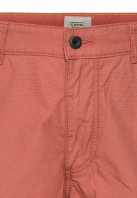 Rote Textur-Shorts mit einem Knopfverschluss und gesteppten Details. Mit einem Markenlabel und kontrastierendem inneren Taillenbund.