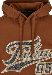 Hoodie marrone con un grande logo ricamato in tonalità di grigio con accenti bianchi, coulisse e polsini a costine per un effetto tattile.