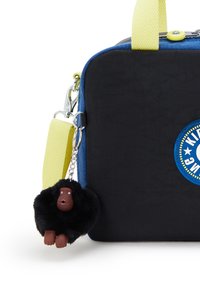 Sac rectangulaire noir avec des accents jaunes, des bordures bleues, et un porte-clés avec un singe en peluche brun. Comprend un logo circulaire sur le devant.
