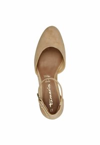 Zapato de tacón de ante beige con punta redonda, tira en el tobillo y plantilla acolchada. Presenta una textura suave y un uso mínimo de marcas en el interior.