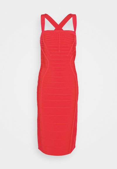 Abito bodycon rosso con spalline incrociate; presenta una texture a coste orizzontali e un design che arriva fino al ginocchio, realizzato in tessuto elasticizzato e aderente.