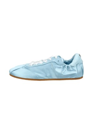 Ballerina in raso azzurro chiaro con lacci, tacco elasticizzato e suola sottile color cuoio, vista laterale su sfondo bianco.