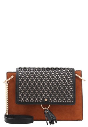 Rektangulær brun ruskind skuldertaske med sort geometrisk udskåret klap, guldkæde strop og sort kvast, der hænger fra frontlåsen.