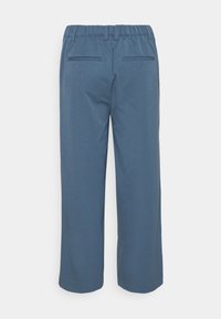 Blauwe broek met een elastische tailleband, rechte pijpen, twee achterzakken en een gladde, lichte stof.