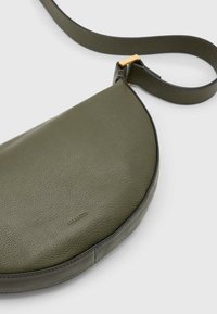 AllSaints HALF MOON - Borsa a mano - green