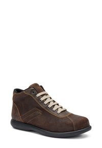Sneaker alte in pelle marrone con lacci beige, cuciture a contrasto e suola flessibile in gomma nera. Texture scamosciata sulla parte superiore.