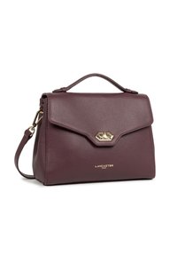 Borsa a mano in pelle testurizzata di un rosso scuro, con manico superiore, chiusura a scatto dorata, tracolla removibile e logo Lancaster Paris sul fronte.
