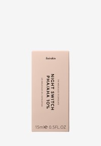 Helle rosa Kartonbox mit schwarzem Text, beschriftet mit "Night Switch PHA/AHA 10%", Größe 15 ml. Schlichtes Design, rechteckige Form.