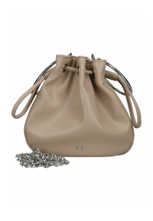 Beżowa skórzana torebka z ściągaczem, z uchwytami w postaci srebrnych metalowych pierścieni, srebrnym łańcuchowym paskiem oraz małym metalowym logo na dole pośrodku.