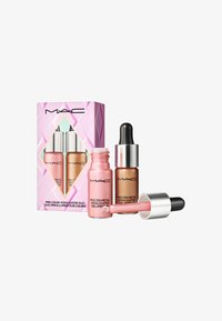 Mini vloeibare highlighter duo met twee flessen: een roze en een bronze, beide met glanzende oppervlakken en zwarte en zilveren druppelaars, in een patroon roze doos.