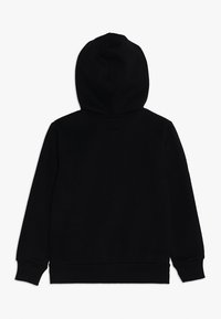 Schwarzer Kapuzenpullover, weiches Material, bequeme Passform, gerippte Bündchen und Saum, keine sichtbaren Grafiken oder Akzente, schlichtes Design.