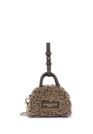 Petit sac à main marron en fausse fourrure bouclée avec des poignées en cuir marron foncé, une bandoulière en cuir et une chaîne dorée, étiqueté Lancaster Paris.