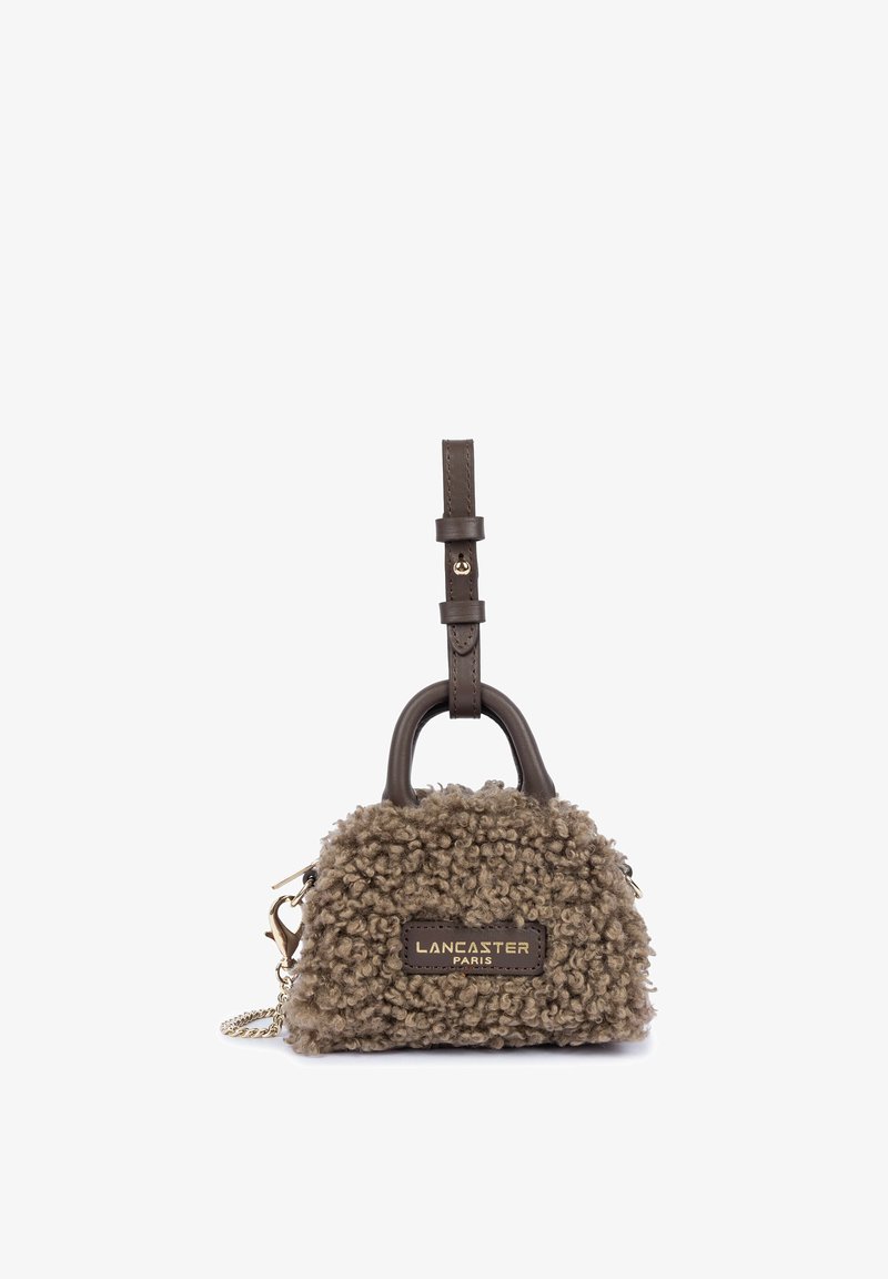 Petit sac à main marron en fausse fourrure bouclée avec des poignées en cuir marron foncé, une bandoulière en cuir et une chaîne dorée, étiqueté Lancaster Paris.