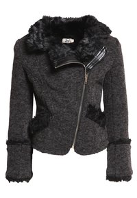 Chaqueta de mezcla de lana negra con cuello y ribete de piel sintética, cierre de cremallera y bolsillos laterales. Presenta un diseño estructurado con tejido texturizado.
