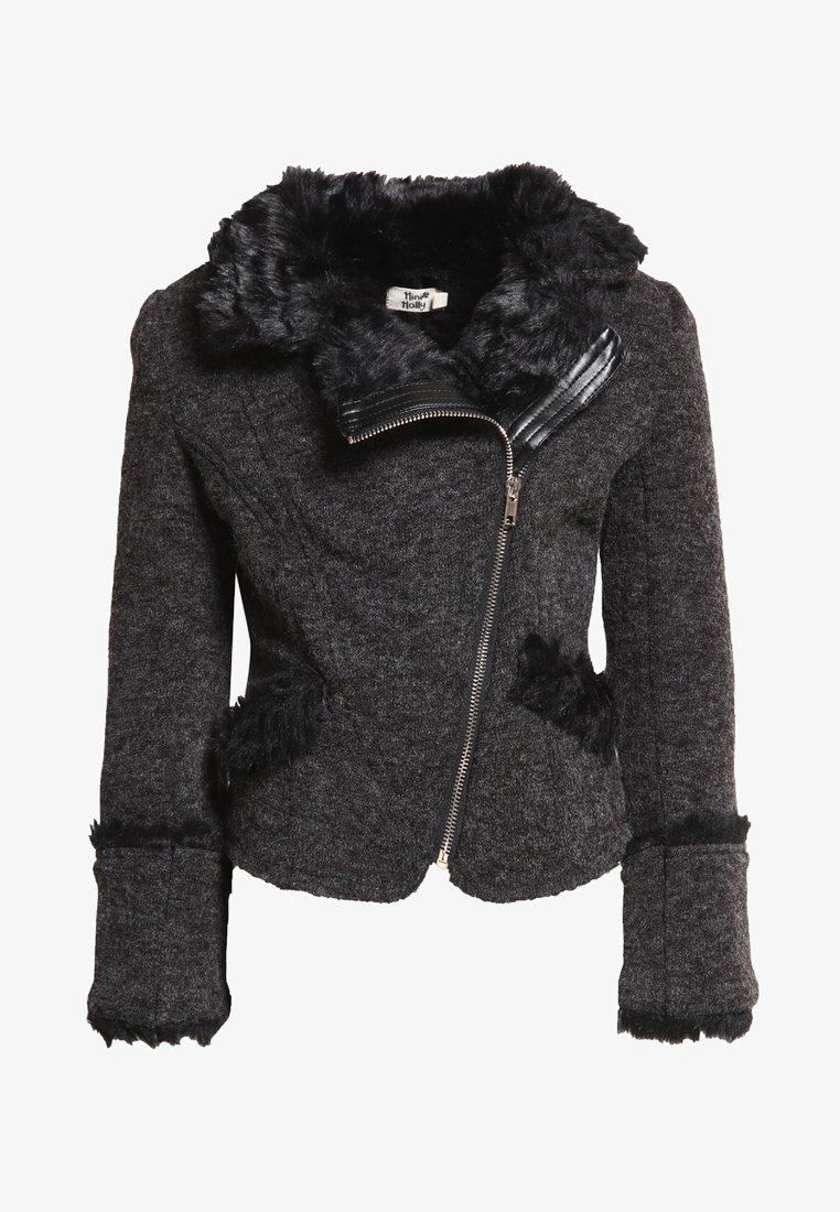 Chaqueta de mezcla de lana negra con cuello y ribete de piel sintética, cierre de cremallera y bolsillos laterales. Presenta un diseño estructurado con tejido texturizado.