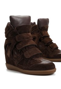 Brązowe zamszowe sneakersy typu high-top z trzema paskami na rzep, skórzanymi akcentami, perforowanym przodem oraz koturnem dla dodatkowej wysokości.