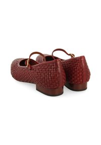 Zapatos de cuero trenzado rojos con tacón bajo y tira en el tobillo, que presentan una puntera smooth y redondeada, además de un detalle de superficie texturizada.