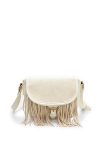 Sac bandoulière à franges en daim crème avec une fermeture à rabat et des ferrures dorées, présentant une surface texturée et une sangle ajustable.