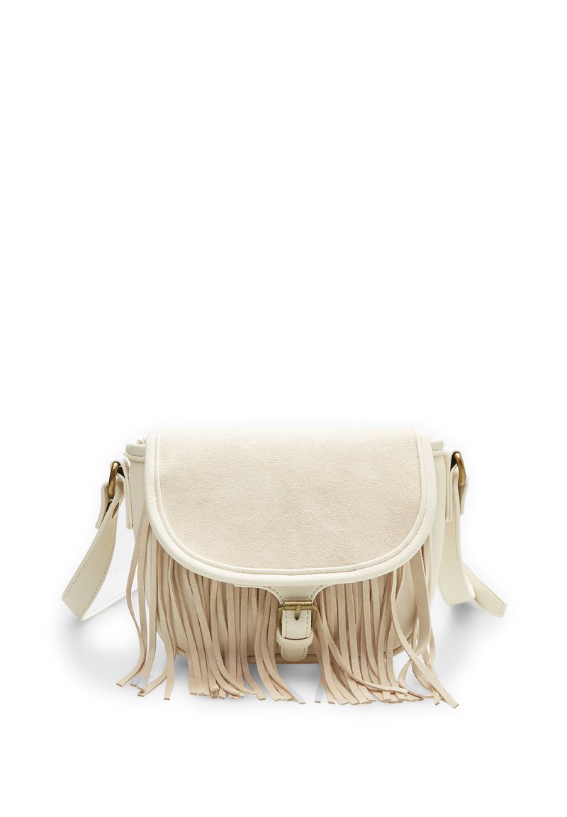 Borsa a tracolla con frange in suede crema con chiusura a patta e hardware dorato, caratterizzata da una superficie testurizzata e tracolla regolabile.