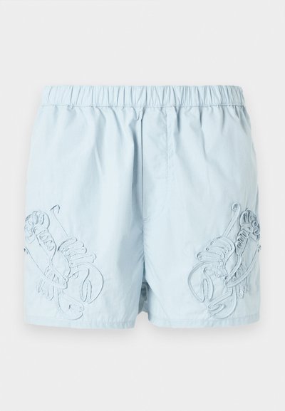 Ανοιχτό μπλε μαγιό σορτς με κέντημα αστακού στα πλαϊνά, ελαστική μέση και λείο, ελαφρύ ύφασμα.