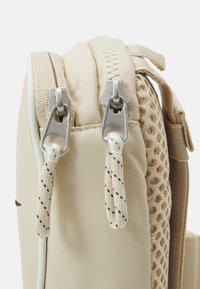 Nike Sportswear ESSENTIALS CROSSBODY UNISEX - Rankinė per petį - sanddrift/sail/baroque brown