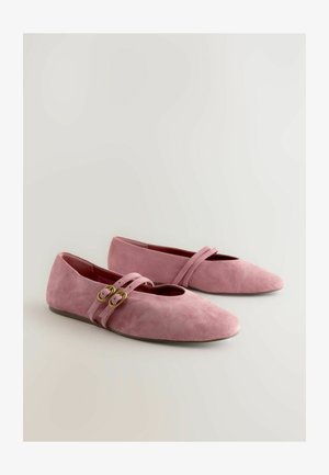 Rosa Wildlederflats mit spitzem Zehenbereich, ausgestattet mit zwei dekorativen Riemen mit goldenen Schnallen über dem Spann. Glatte Textur und minimalistisches Design.