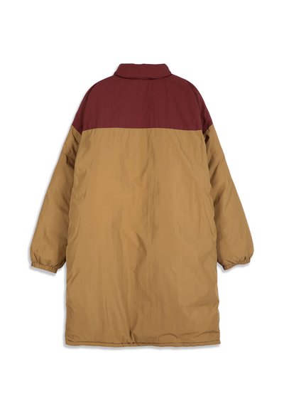 Long manteau matelassé avec poignets élastiques, marron en bas et bordeaux sur les épaules et le haut du dos, vu de dos.