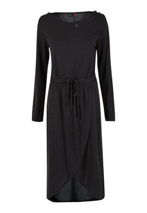 Černé šaty s dlouhým rukávem a kulatým výstřihem, s páskem na stažení v pase a spodní částí ve stylu zavinovacího sukni. Vyrobené z měkké, hladké látky s jemným leskem.