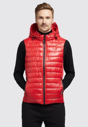 Rød puffervest med vertikal quiltet design, frontlynlås, justerbar hætte og sidelommer. Lavet af skinnende, letvægtsmateriale.