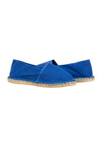 Espadrilles en toile bleue avec un bout rond et une semelle en jute. L'empeigne présente un design superposé et des coutures visibles.