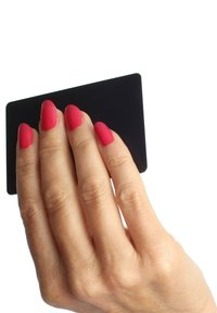 Carta rettangolare nera tenuta da una mano con unghie rosa lucide. La mano presenta la texture della pelle visibile. Lo sfondo è bianco.