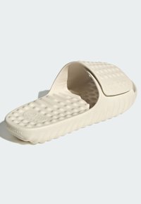 Beige liukuchin mupira ine zvinhu zvakatetepa, stripi yakafara, uye nzvimbo yakakodzera. Inoratidzira muganho une mitsetse ye mabhodhoro yekubatana uye kugadzikana, yakagadzirwa nezvinhu zvakapfava.