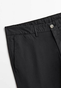 Pantaloni neri con una texture liscia, dotati di una cintura, dettagli con bottone e tasche laterali. Design semplice e a gamba dritta.