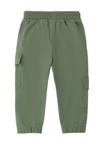 Pantalones cargo de algodón verde con cintura elástica, puños elásticos y bolsillos laterales para almacenamiento. Textura suave y corte relajado.