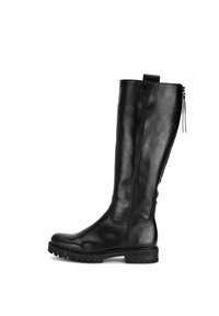 Bota de cuero negro hasta la rodilla con una superficie texturizada, cierre lateral con cremallera y suela resistente para tracción.