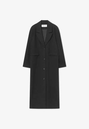 Abrigo largo negro con rayas finas, con cuello, botones delanteros y dos bolsillos. Hecho de tela texturizada con un diseño entallado y corte recto.