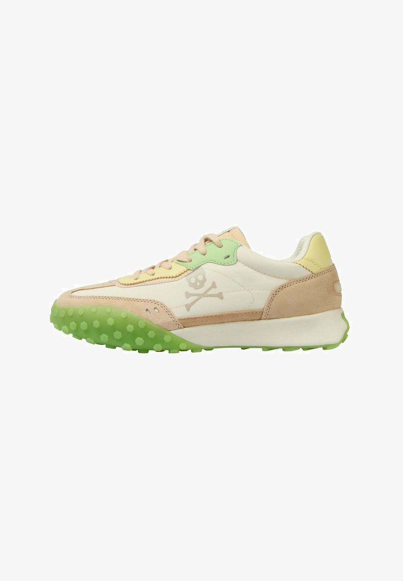 Sneakers w mieszance kremowego, jasnoszarego i beżowego zamszu; zaokrąglona, teksturowana zielona podeszwa; zawierają logo czaszki i skrzyżowanych kości.