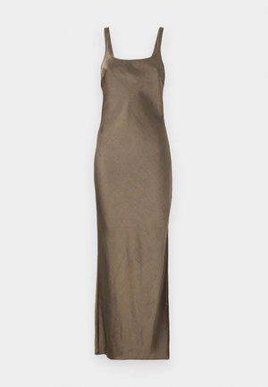 Vestito sottoveste in satin marrone con spalline sottili, dotato di orlo dritto e spacco laterale, che mostra una trama liscia e lucida.