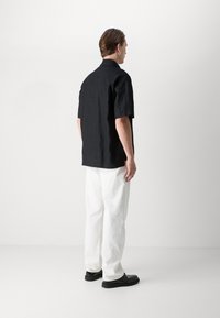 Les Deux GLOBE LOOSE SHIRT - Marškiniai - black