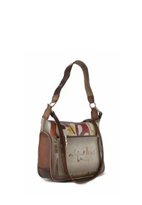 Braune Leder-Schultertasche mit mehrfarbig gemustertem Vorderteil, Reißverschlusstasche und verstellbarem Trageriemen. Auf der Vorderseite befindet sich ein aufgedruckter Text.