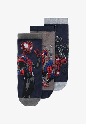 Trzy pary bawełnianych skarpetek z motywem Spider-Mana w kolorach granatowym, szarym i ciemnoniebieskim, z kolorowymi, tkanymi grafikami i prążkowanymi ściągaczami.