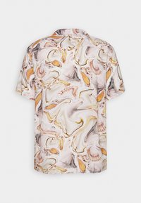 Camicia con maniche corte e bottoni in tessuto rosa chiaro, caratterizzata da un motivo di conchiglie vorticoso con accenti arancioni e grigi. Texture liscia.