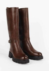 Bottes montantes en cuir marron à texture lisse, avec une boucle en accent, une semelle noire épaisse et un design élégant.