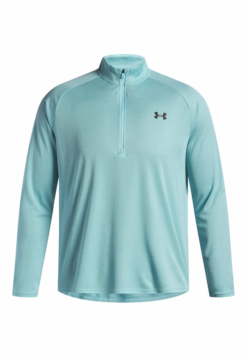 Pull-over bleu clair à manches longues et demi-fermeture, fabriqué en tissu texturé, avec un logo noir sur la poitrine et des panneaux d'épaule contrastants.