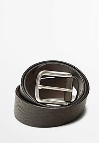 Ceinture en cuir brun avec une finition texturée, dotée d'une boucle rectangulaire en argent et d'un dessous lisse. Enroulée pour l'affichage.
