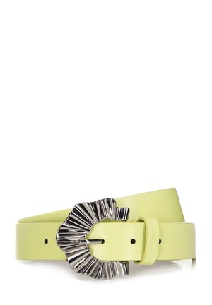Ceinture en cuir vert avec une boucle en argent texturée au design ondulé. Surface lisse avec des trous pour un ajustement de taille.