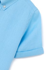 Camicia azzurro chiaro a maniche corte realizzata in un tessuto strutturato, con colletto button-down e dettagli con risvolto.